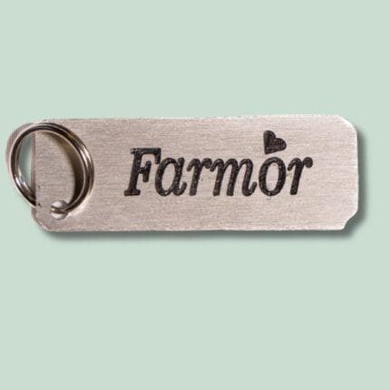 Metalnøglering med indgraveringen "Farmor" og et hjerte