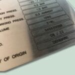 Rustfrit stålnavneskilt med specifikationer, Danmark fremstillet