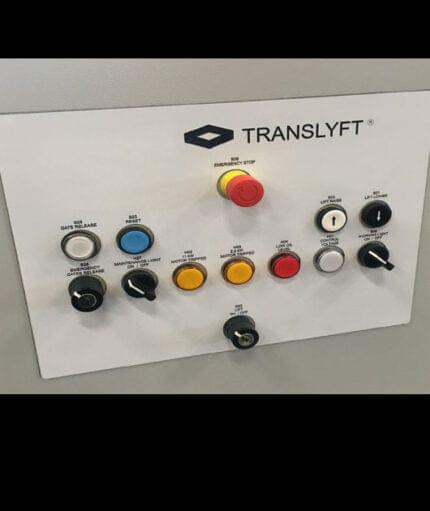 Kontrolpanel med flere knapper og nødstop