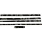 Knapper og labels fra maskinpanel i sort-hvid.