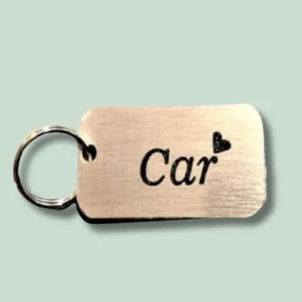 Nøglering med inskription 'Car' og hjerte.