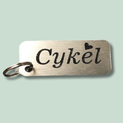Cykel nøglering i metal med tekst og hjerte.