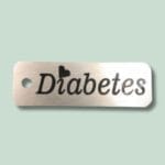 Navneskilt i træ med teksten Diabetes og hjertesymbol