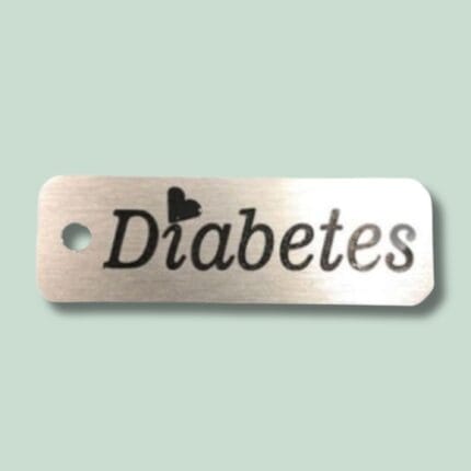 Navneskilt i træ med teksten Diabetes og hjertesymbol