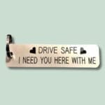 Nøglering med teksten 'Drive Safe' og hjerter.
