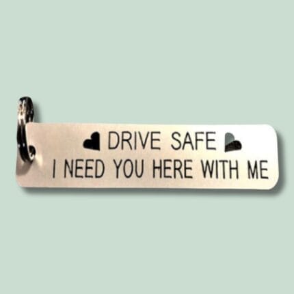 Nøglering med teksten 'Drive Safe' og hjerter.