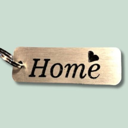 Nøglering med metalmærke indgraveret Home og hjerte