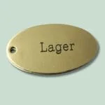Messingnøgleskilt med indgraveret tekst "Lager