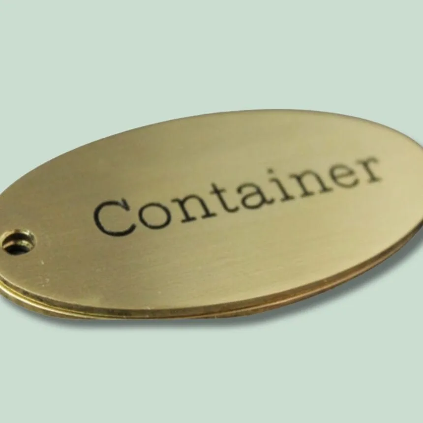 Messingmærke med indgraveringen "Container