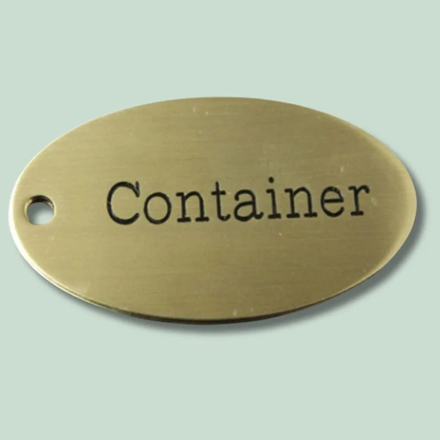 Messingskilt med teksten "Container" og hul til ophæng