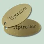 To messingnøgleringe med indgraveringen Triptrailer