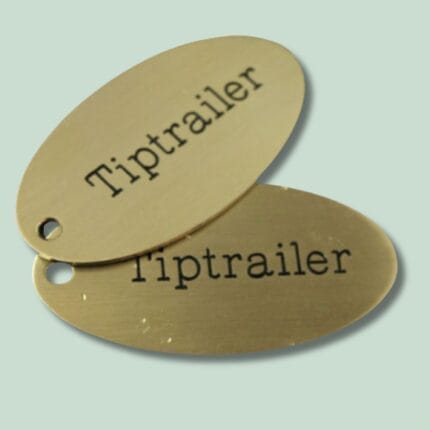 To messingnøgleringe med indgraveringen Triptrailer