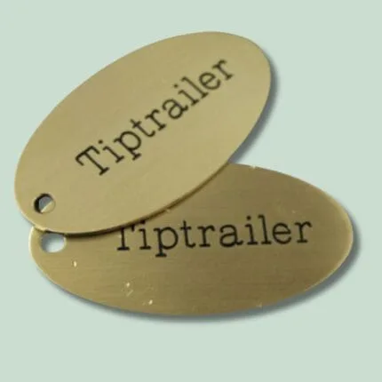 To messingnøgleringe med indgraveringen Triptrailer