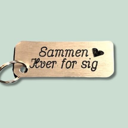 Trænøglering med teksten "Sammen lever for sig" og hjerte