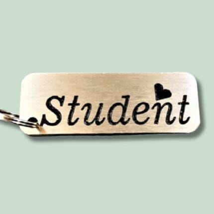 Træskilt med teksten Student og sort hjerte