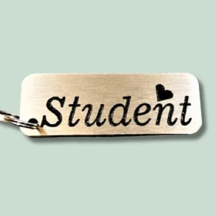 Træskilt med teksten Student og sort hjerte