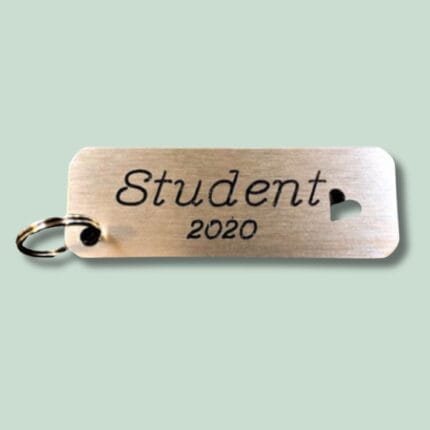 Træ-nøglering med indgraveringen “Student 2020”