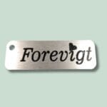 Metalvedhæng med teksten Forever og sort hjerte