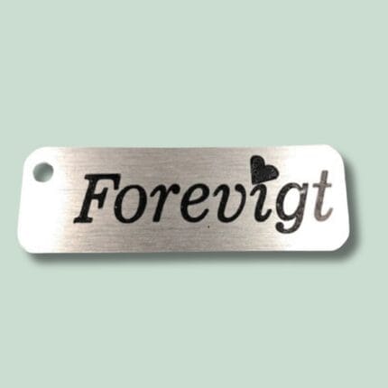 Metalvedhæng med teksten Forever og sort hjerte