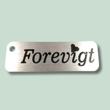 Metalvedhæng med teksten Forever og sort hjerte