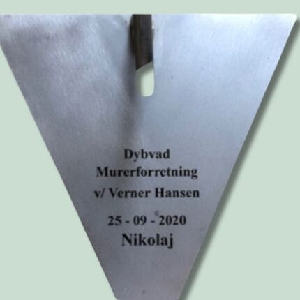 Spade mærket med Dybvad Murerforretning og dato