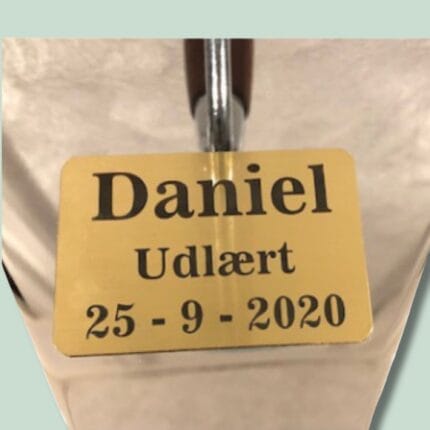 Navneskilt med teksten Daniel, Udlært 25-9-2020