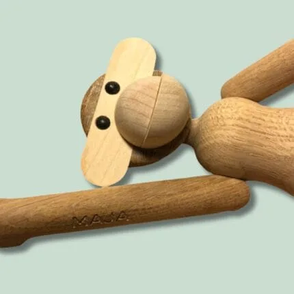 Træfigur legetøj med indgraveret navn MAJA