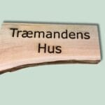 Træskilt med teksten 'Træmandens Hus'