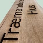 Træmandens Hus indgraveret i træplade