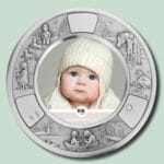 Sølvramme med baby i strikket hue.