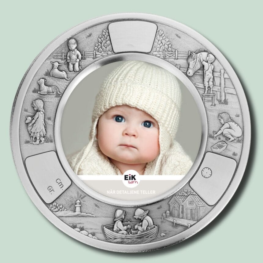 89000001262 - TIN FOTORAMME - BØRNESANGE - Ø18 CM - MED GRØN Sølvramme med baby i strikket hue.