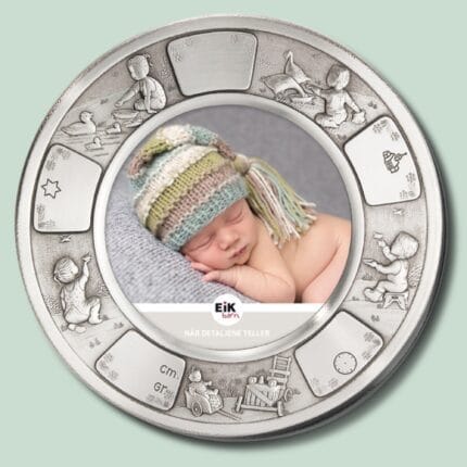 Rund ramme med sovende baby i midten.
