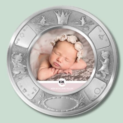 Sølvramme med babybillede og eventyrmotiv dekoration.