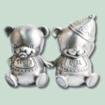 To bear figurines i metal med 'tooth' og 'curl'.