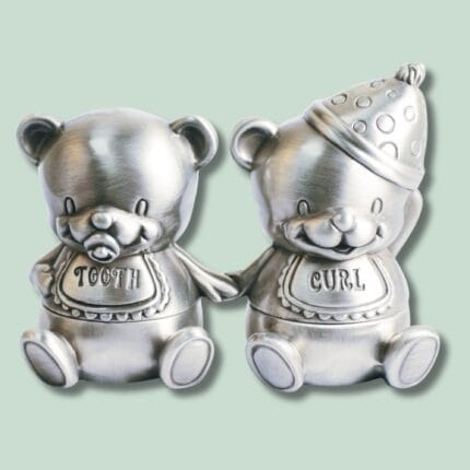 To bear figurines i metal med 'tooth' og 'curl'.