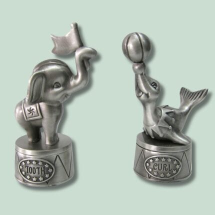 To dyrefigurer i metal, elefant og sæl.