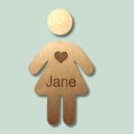 Træfigur af kvinde med hjerte og navn Jane