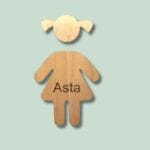 Træfigur af pige med navnet Asta