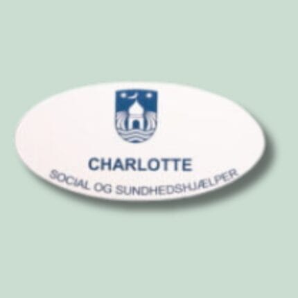 Hvid navneskilt med Charlotte og Social- og Sundhedshjælper