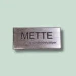 Metalskilt med teksten METTE på lysegrøn baggrund