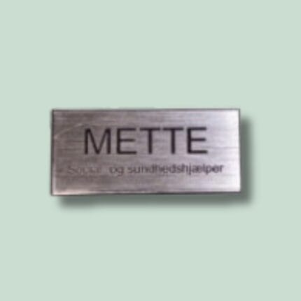 Metalskilt med teksten METTE på lysegrøn baggrund