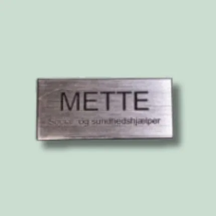 Metalskilt med teksten METTE på lysegrøn baggrund