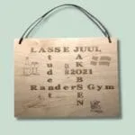 Træskilt med Randers Gymnasium, glas og flag.
