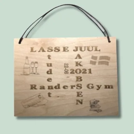 Træskilt med Randers Gymnasium, glas og flag.