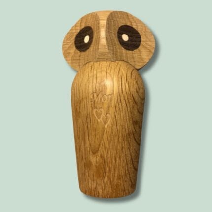 Træfigur af ugle med teksten 'Mor' indgraveret