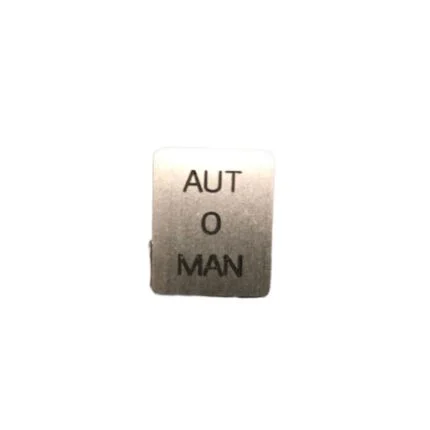 Kobberskilt med tekst: AUT-O-MAN