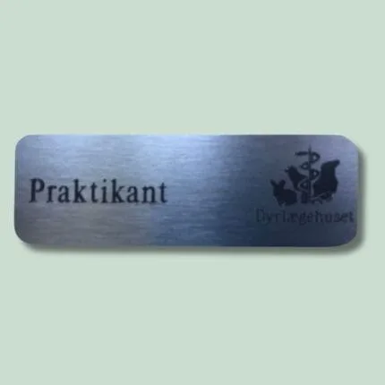 Navneskilt med teksten Praktikant, Dyrlægehuset logo