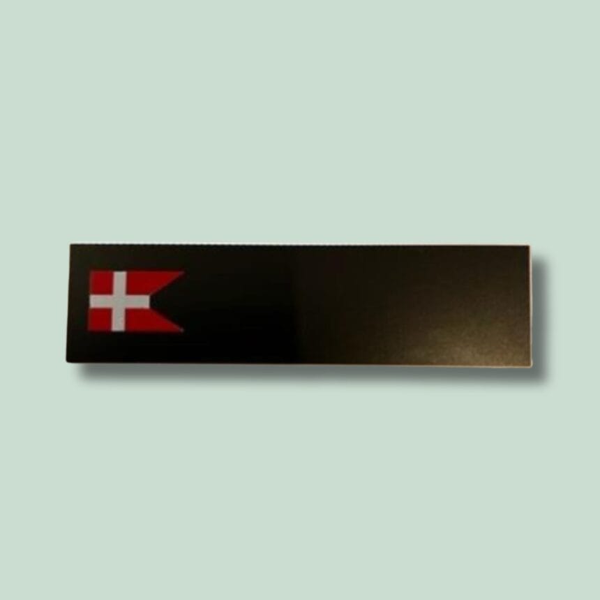 revers14 - MED GRØN Sort flag med rødt dansk kors-symbol