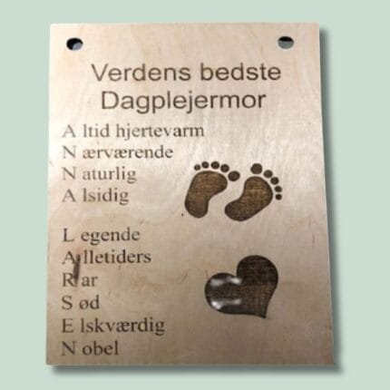 Graveret træplade med ord for dagplejemor.