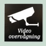 Skilt med videoovervågning kamera